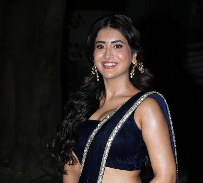 హీరోయిన్ రాశి సింగ్ లేటెస్ట్ ఫోటోస్ 