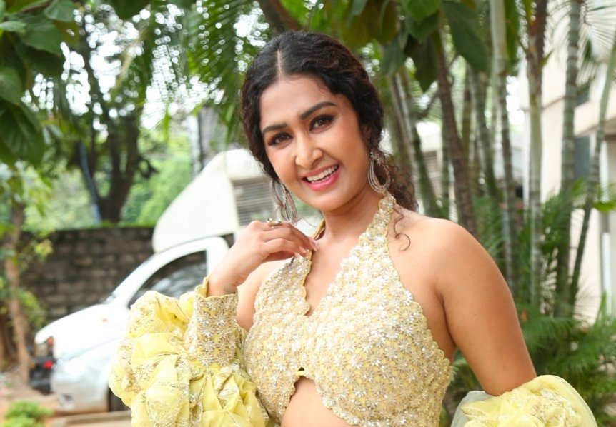 హీరోయిన్ ఫర్నాజ్ శెట్టి కొత్త ఫోటోలు