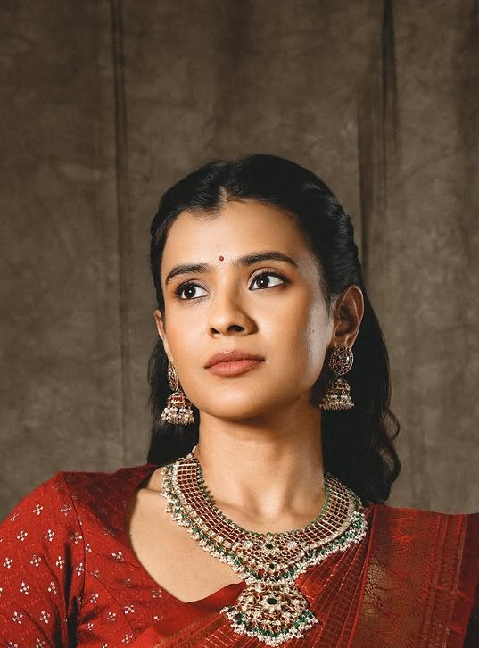 హీరోయిన్ హెబ్బా పటేల్ శారీ ఫోటోస్