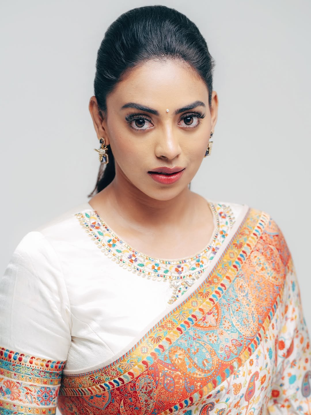 హీరోయిన్ కామాక్షి భాస్కర్ల కొత్త ఫోటోలు 