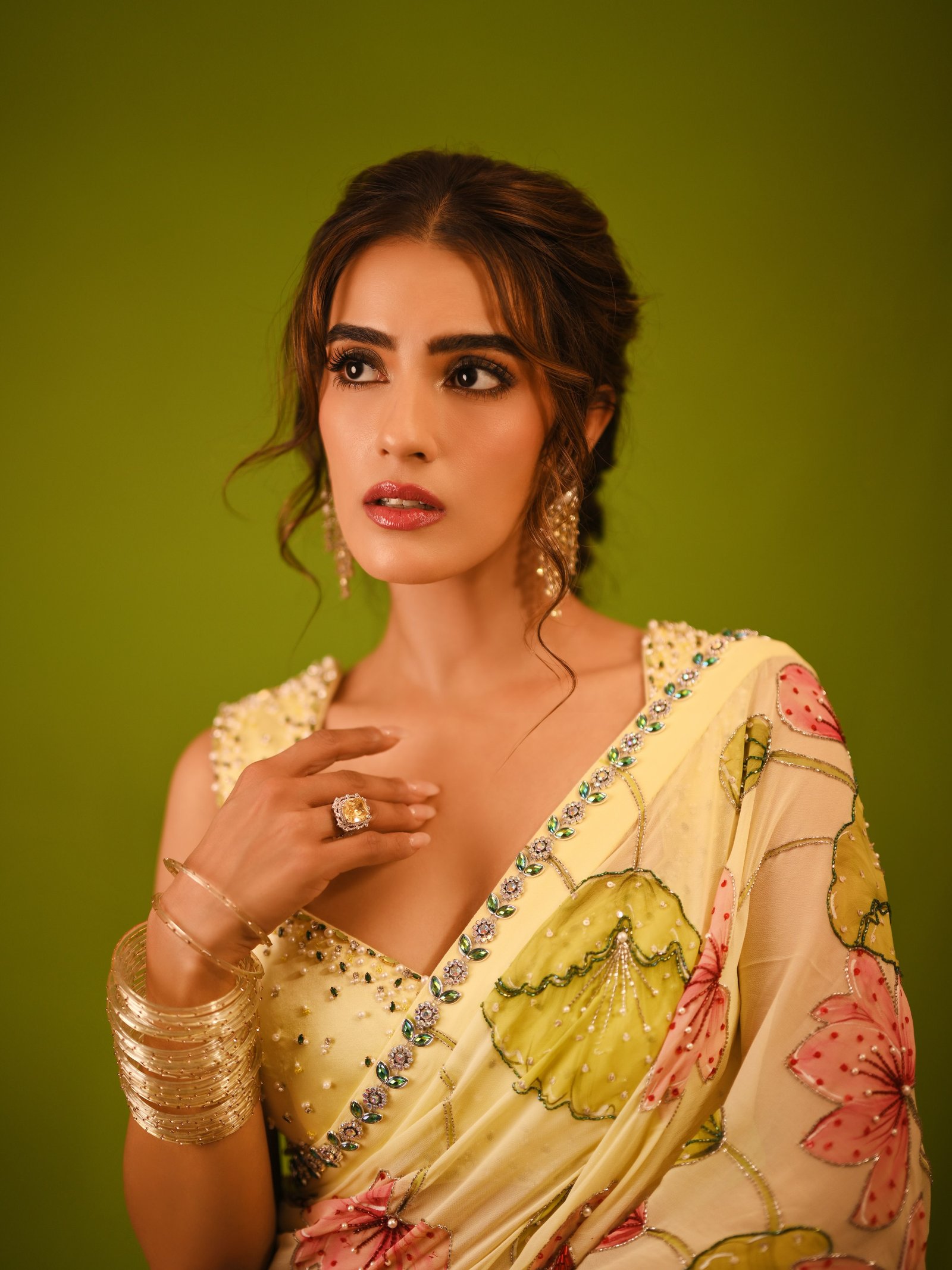 హీరోయిన్ కావ్య థాపర్ కొత్త ఫోటోలు 