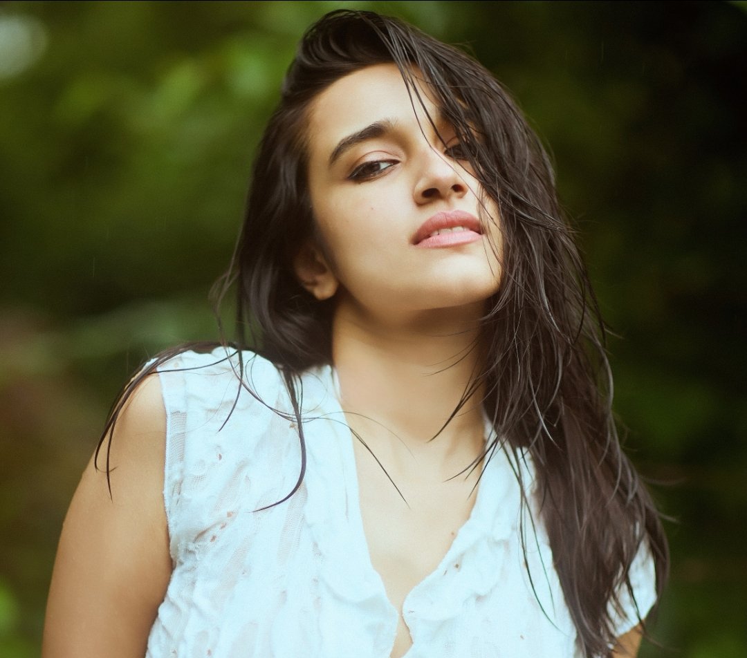 నటి నువేక్ష కొత్త ఫోటోస్ 