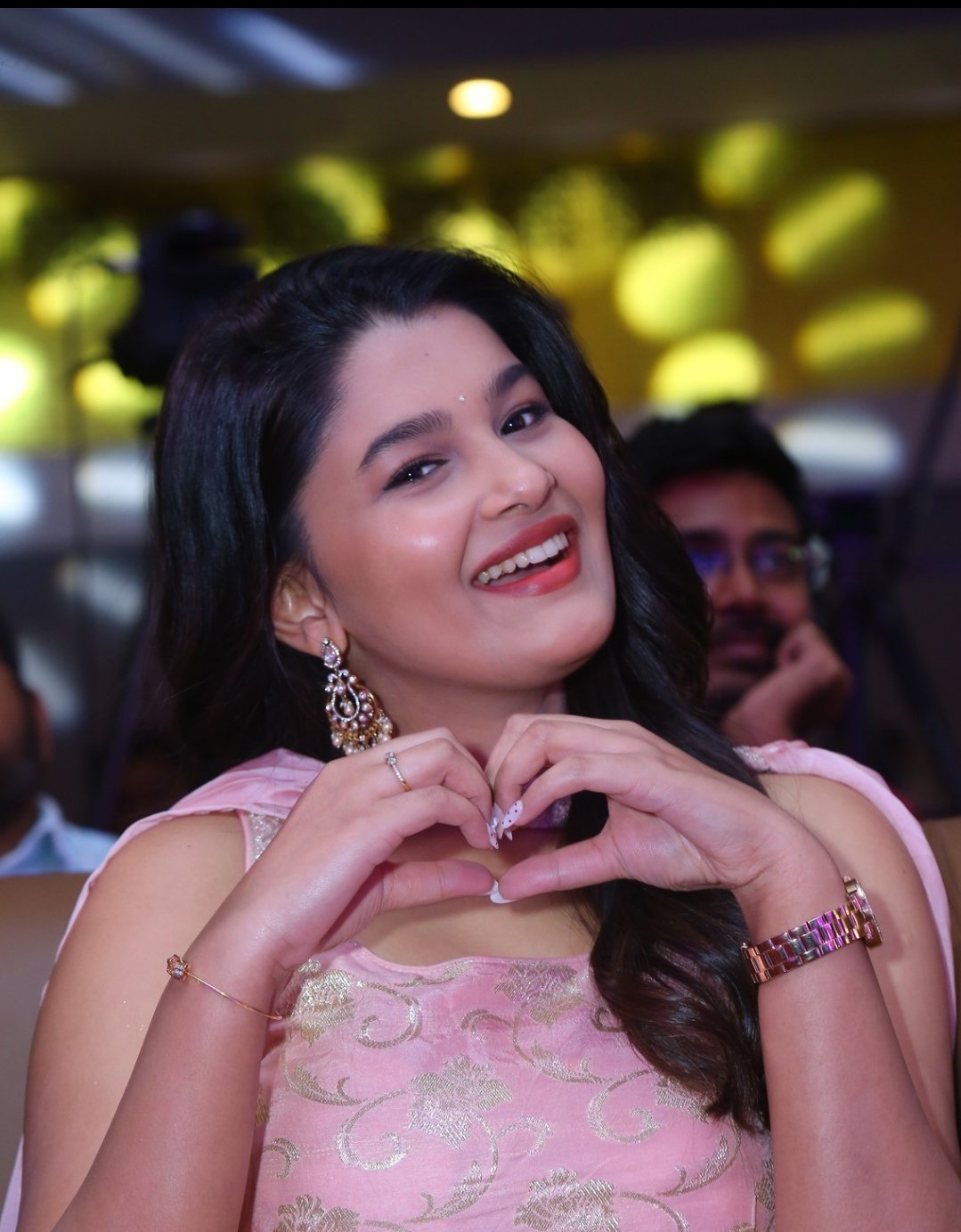 నటి యువిన పార్థవి కొత్త ఫోటోస్ 