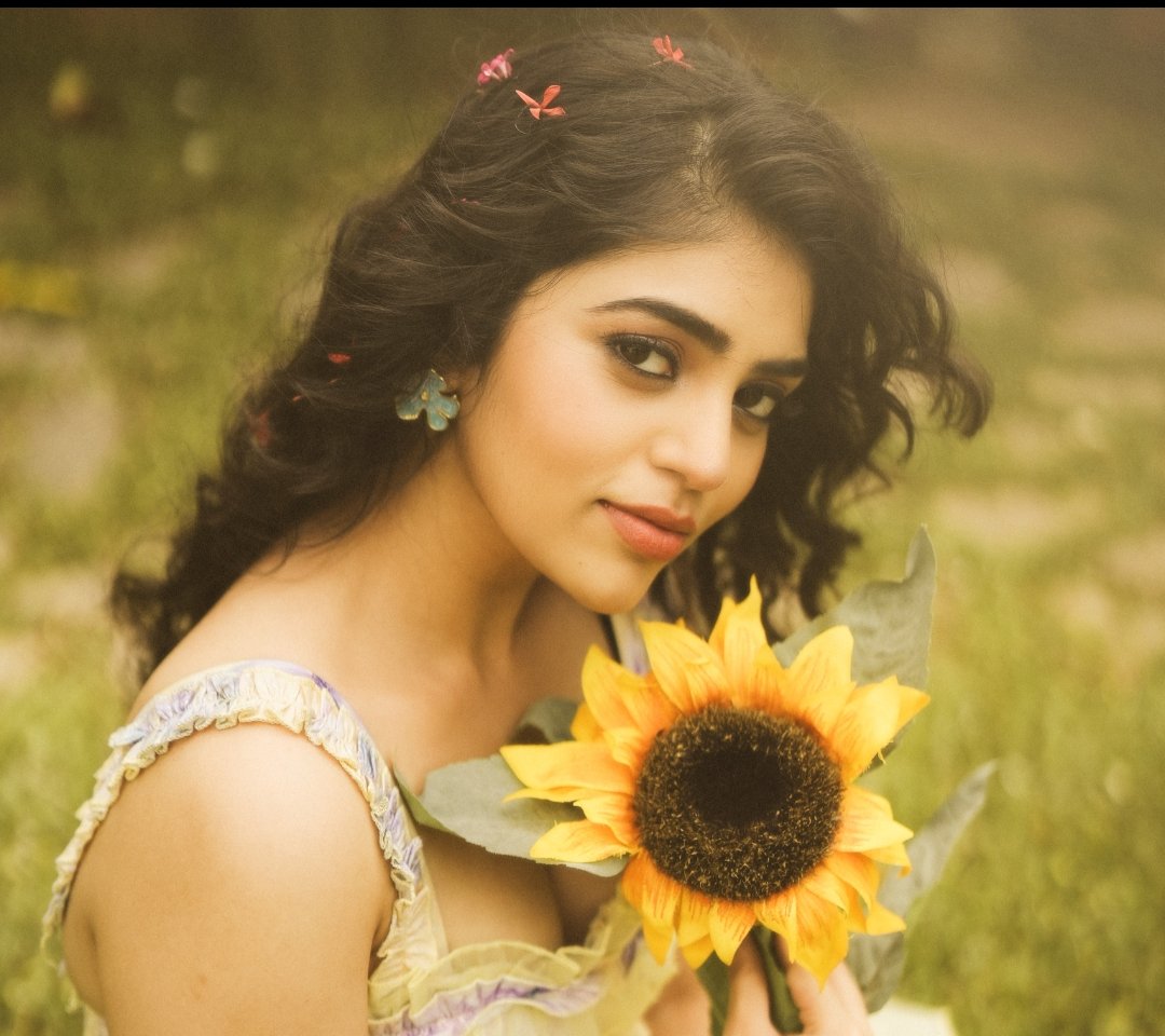 హీరోయిన్ బాంధవి శ్రీధర్ కొత్త ఫోటోస్