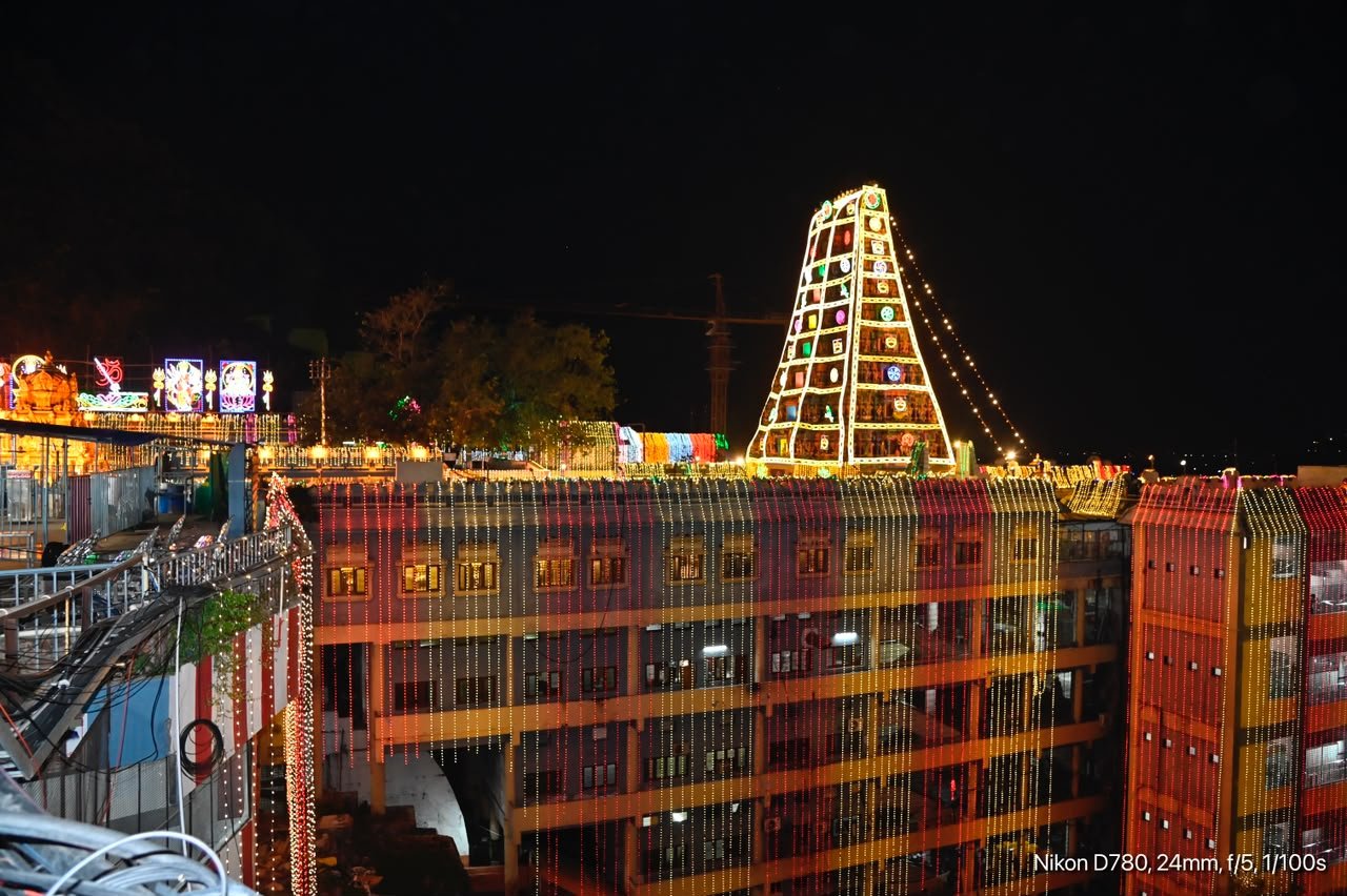 విద్యుత్ కాంతుల్లో ఇంద్రకీలాద్రి వెలుగులు