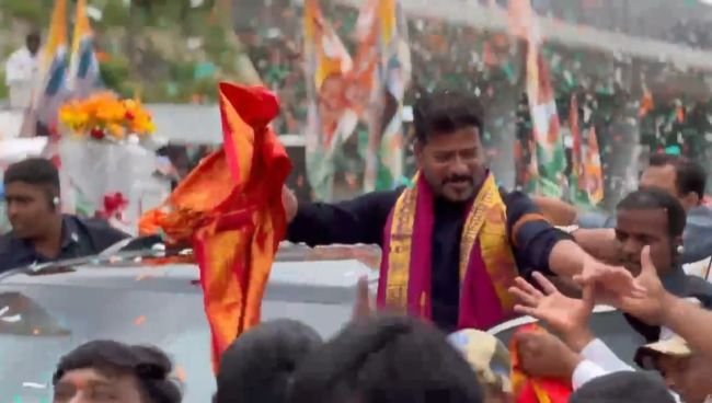 లండన్ పర్యటనను ముగించుకుని తిరిగి హైదరాబాద్ చేరుకున్న సీఎం రేవంత్ రెడ్డి