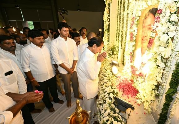 జోగినపల్లి శ్రీనివాసరావు చిత్రపటానికి కేసీఆర్ నివాళి