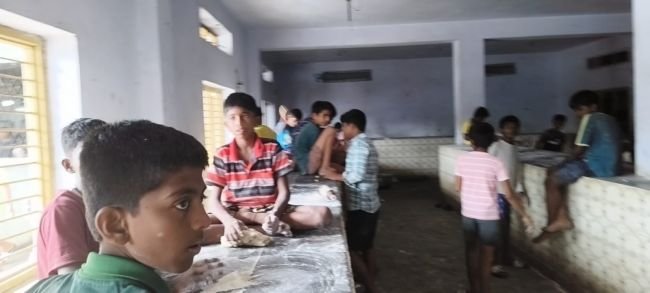 విద్యార్థులను వంటమనుషులుగా మార్చిన ప్రిన్సిపాల్..!