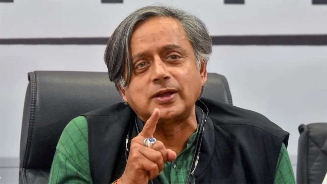 పాలక్కాడ్ డివిజన్ విభజనపై శశి థరూర్ తీవ్ర అభ్యంతరం