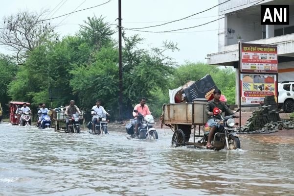 రహదారిపై నిలిచిన నీరు...ఇబ్బందుల్లో వాహనదారులు!