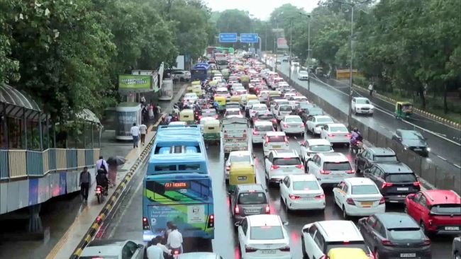 వర్షంతో వాహనదారుల అవస్థలు!