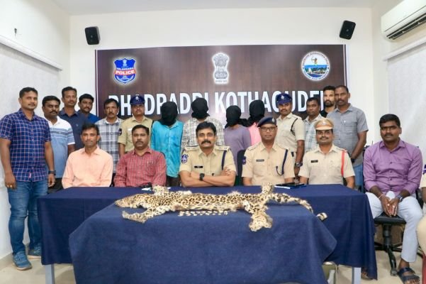 గుంతలో చిక్కిన చిరుతను హతమార్చిన ముఠా