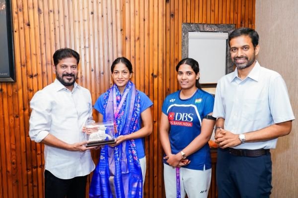 తెలంగాణ సీఎం రేవంత్ రెడ్డిని కలిసిన ప్రపంచ బ్యాడ్మింటన్ కాంస్య పతక విజేతలు గాయత్రి - త్రిసా జాలీ 