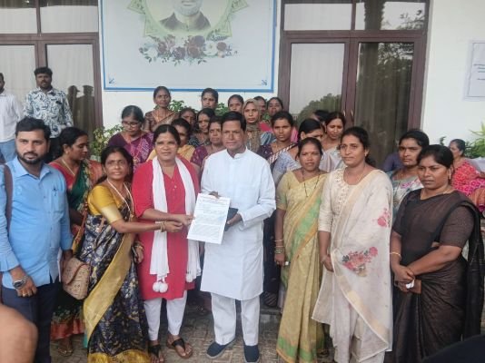 జనగామ జిల్లాలో శిశు మహిళా సమృద్ధి యాప్ ను రద్దు చేయాలని కోరుతూ ప్రజాభవన్ లో వినతి