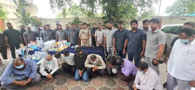 హైదరాబాద్‌లో 12 మంది నకిలీ డాక్టర్ల అరెస్ట్