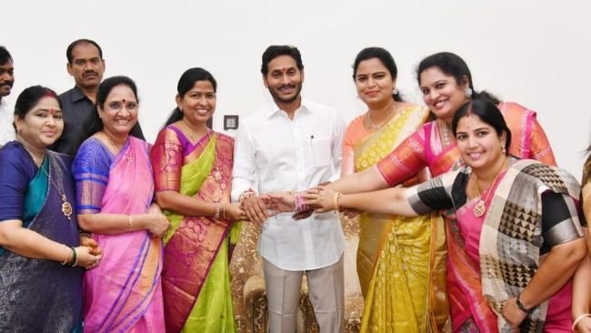 వైఎస్ జగన్‌కు మహిళా నేతల రాఖీలు.. వైఎస్సార్‌సీపీ కేంద్ర కార్యాలయంలో రాఖీ పౌర్ణమి సందడి