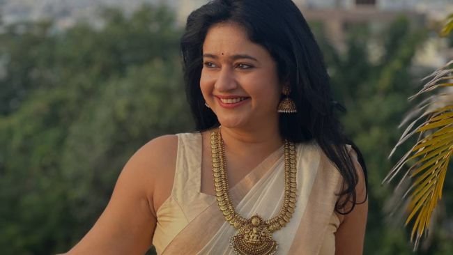ఓనం స్పెషల్ ట్రీట్.. చీరకట్టులో పూనం బజ్వా అందాల సందడి