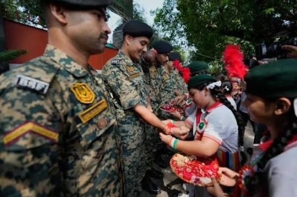 సరిహద్దుల్లో ముందస్తు రాఖీ సంబరాలు