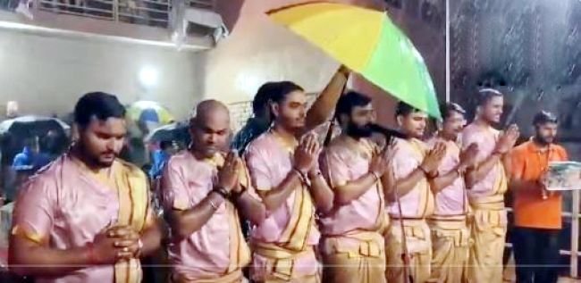 నేపాల్ వరద బాధితుల కోసం కాశీ దశశ్వమేధ ఘాట్ వద్ద ప్రత్యేక ప్రార్థనలు, హారతి