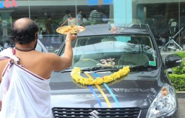 కొత్త కారు పూజలో ఊహించని విషాదం.. జూబ్లీహిల్స్ పెద్దమ్మ గుడి వద్ద 68 ఏళ్ల వ్యక్తి మృతి!