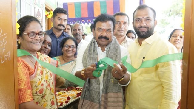 ఇందిరమ్మ ఇళ్ల గృహప్రవేశాల్లో ఎమ్మెల్యే కవ్వంపల్లి