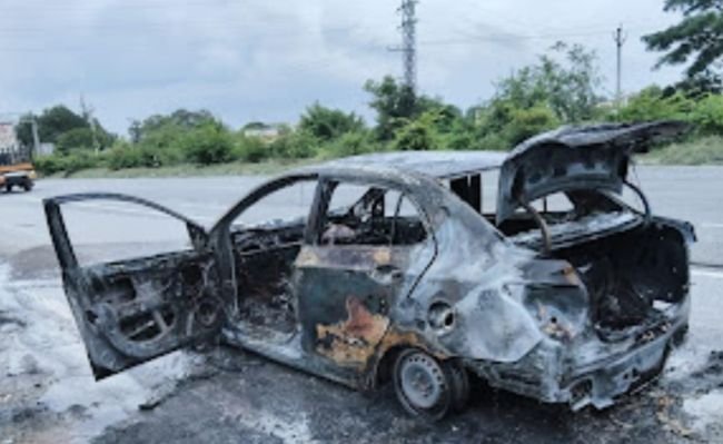 అగ్ని ప్రమాదంలో కారు పూర్తిగా దగ్ధంతప్పిన పెను ప్రమాదం