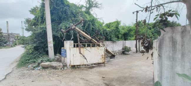 విద్యుత్ పోల్ ను ఢీ కొట్టిన టిప్పర్లు తప్పిన పెను ప్రమాదం