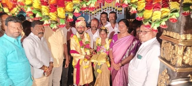 నూతన వధూవరులను ఆశీర్వదించిన మాజీ డిప్యూటీ స్పీకర్  