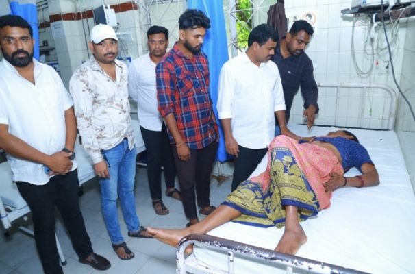 ఆటోను ఢీకొన్న కోళ్ల వ్యాన్‌.. ఒకరు మృతి
