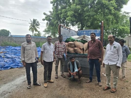 హుజురాబాద్ లో సివిల్ సప్లై టాస్క్ ఫోర్స్ అధికారుల దాడులు  ---300 క్వింటాళ్ల రేషన్ బియ్యం పట్టివేత