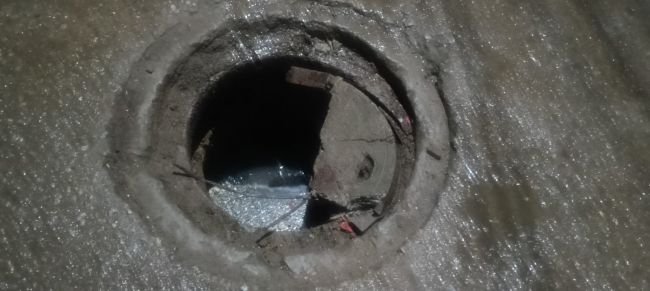 పగిలిన మ్యాన్ హోల్... పొంచి ఉన్న ప్రమాదం.
