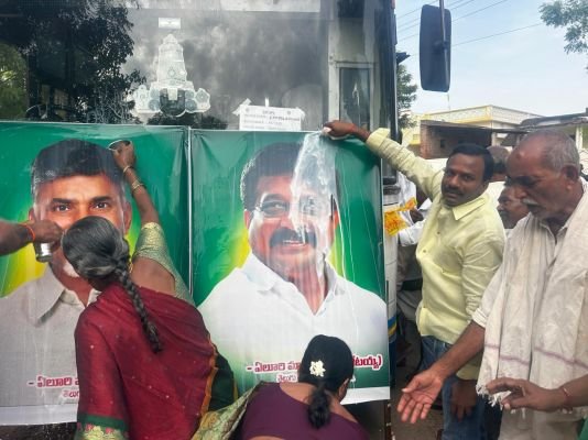 కంబాలదిన్నే లో సీఎం చంద్రబాబు చిత్రపటానికి పాలాభిషేకం
