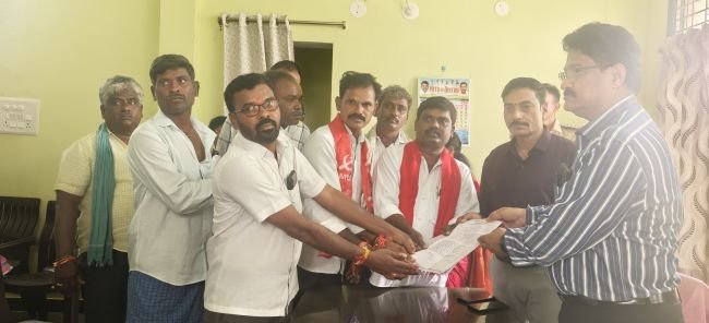 అధికారుల నిర్లక్ష్యంతో రైతులకు నష్టం