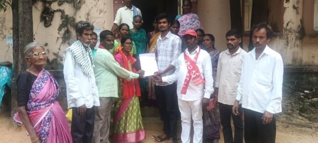 ఫీజు రియంబర్స్ మెంట్ బకాయిలను వెంటనే చెల్లించాలని