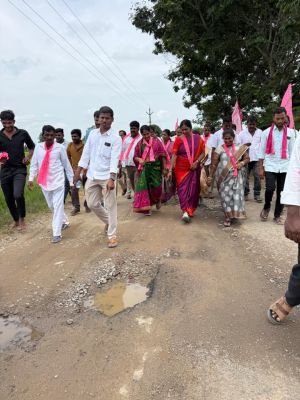రోడ్డు కోసం.. బీఆర్‌ఎస్‌ పాదయాత్ర..