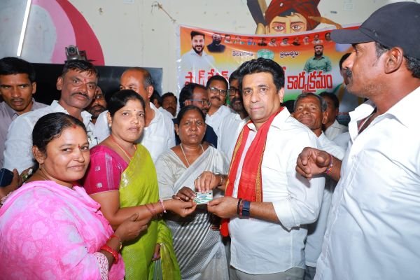తిమ్మాజిపేటలో స్మార్ట్ రేషన్ కార్డులు, సీఎంఆర్‌ఎఫ్ చెక్కుల పంపిణీ
