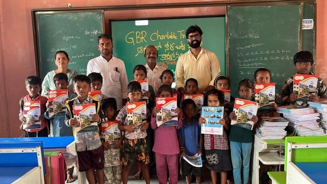 ప్రభుత్వ పాఠశాలలో నోట్‌బుక్స్, స్టేషనరీ కిట్ల పంపిణీ