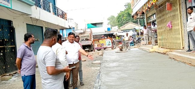  సిసి రోడ్ పనులను పర్యవేక్షించిన మున్సిపల్ వైస్ చైర్మన్