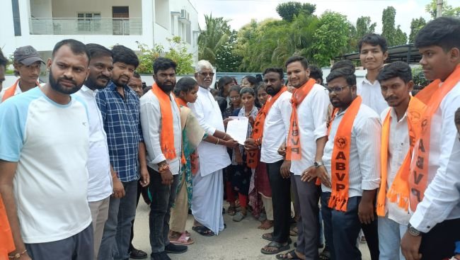 ఎబివిపి ఆధ్వర్యంలో ఎమ్మెల్యే కార్యాలయం ముందు ధర్నా