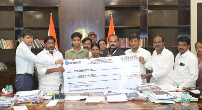 విద్యుత్తు ఉద్యోగి కుటుంబానికి కోటి బీమా సొమ్ము 