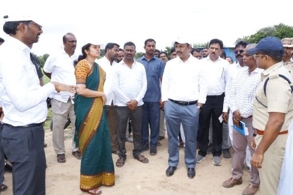 సీఎం ఏర్పాట్లను పరిశీలిస్తున్న ప్రధాన కార్యదర్శి