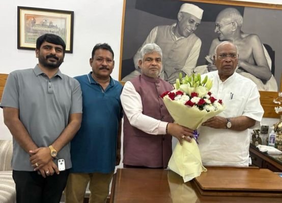 ఖర్గేను కలిసిన స్పీకర్ గడ్డం ప్రసాద్ కుమార్