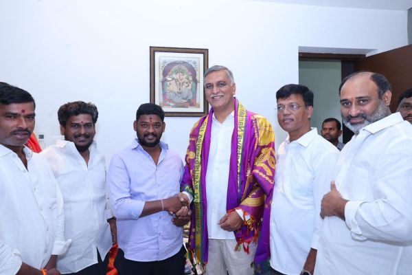 చిట్కుల్ కాంగ్రెస్ నేతలు హరీశ్‌రావుతో భేటీ
