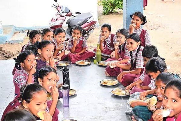 తెలంగాణ విద్యార్థులకు గుడ్ న్యూస్ - ప్రభుత్వ స్కూల్ లో చదివితే ఉచిత టిఫిన్ + పాలు - నవంబర్ 15 నుంచి 33 జిల్లాల్లో అమలు - మెనూలో రాగి జావ!