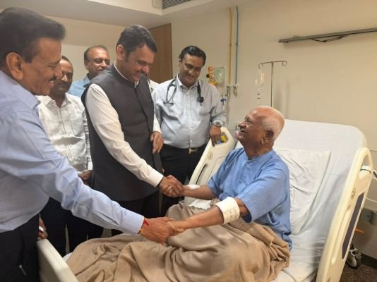 బాంబే ఆసుపత్రిలో అన్నా హజారే