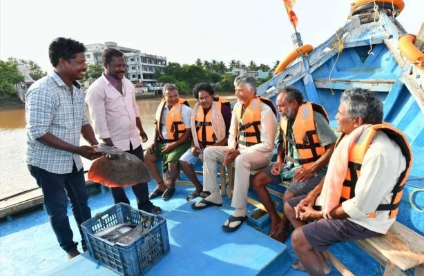 మొగల్తూరులో సీఎం చంద్రబాబు పర్యటన: మత్స్యకారులతో మమేకమై పింఛన్ల పంపిణీ