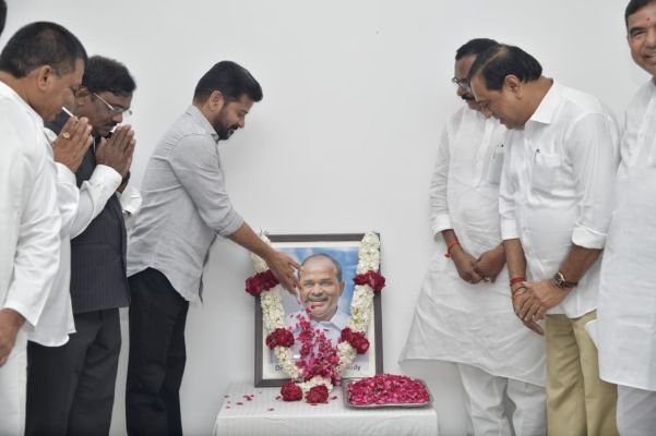 వైఎస్సార్ సేవలు చిరస్మరణీయం: సీఎం రేవంత్ రెడ్డి ఘన నివాళి