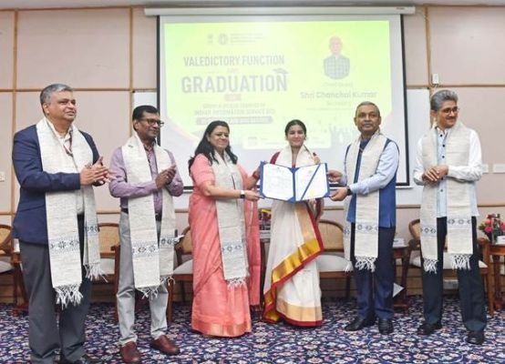 పరిపాలన, పౌరుల మధ్య ఐఐఎస్ అధికారులు కీలక వారధి