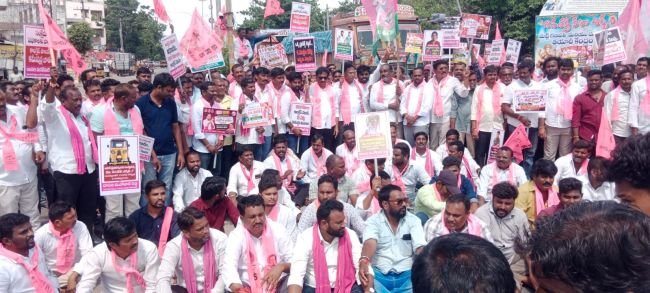 హామీల అమలులో కాంగ్రెస్ సర్కార్ విఫలం..  మాజీ ఎమ్మెల్యే దాసరి మనోహర్ రెడ్డి  వెయ్యి రోజుల పాలనపై బీఆర్ఎస్ భారీ నిరసన..