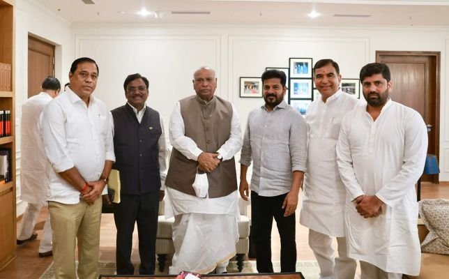 ఏఐసీసీ అధ్యక్షుడు ఖర్గే, జైరాం రమేష్‌లతో సీఎం రేవంత్ రెడ్డి భేటీ